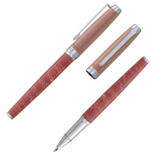 【サイズ】収納時:長さ133.5mmx胴軸径10mm使用時:長さ155mm 【材質】胴軸/真鍮 【リフィル】:ドイツ・シュミット社製水性インク0.6mm(筆跡距離1000mプラスマイナス30%)【インク色】黒 【特長】IWIネイチャーは、火山、岩壁、砂漠、海、森、湖など、世界中の自然の美しい地形や生態景観をインスパイアしたデザインを特徴としています。各アイテムは、地球環境への思いや、持続可能なライフスタイルをサポートするメッセージを込めています。デザインの背後には、環境への深いリスペクトがあります。