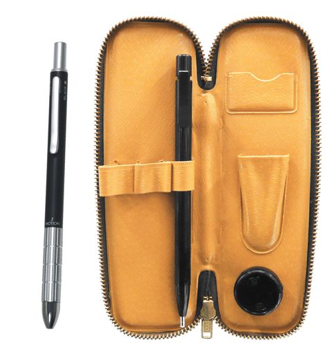 日本製のノック式極細消しゴム(黒軸)と多機能ペン(黒軸)のセット品。チャック式ペンケース入り。 ケース 材質:PVC サイズ:165mmx53mmx18mm ノック式極細消しゴム(黒軸) 材質:樹脂 サイズ:140mmxΦ8.5mm 多機能ペン 材質:アルミ サイズ:全長148mmx軸径9mm OPP袋入り