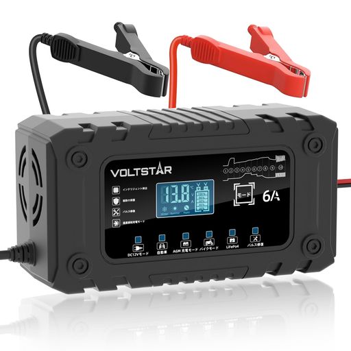 【2025年進化版・10段階スマート充電】 VOLTSTARバッテリー充電器は、全10ステージのフルオート充電プロセスを搭載。バッテリーの状態に応じて電圧と電流を自動調整し、安全かつ効率的にフル充電まで導きます。 10段階の充電ステージ: 診断 右向き矢印 ブースト充電/昇圧充電 右向き矢印 トリクル充電 右向き矢印 ソフトスタート 右向き矢印 定電流123 右向き矢印 定電圧 右向き矢印 テスト 右向き矢印 パルス修復 従来モデルを上回る高度な制御で、鉛蓄電池やLiFePO4電池の性能を最大限に引き出します。 【劣化バッテリーも復活!パルス修復モード】 長期間未使用や電圧低下により劣化したバッテリーも、「パルス修復モード」で自動修復。サルフェーションの除去を促進し、バッテリー寿命を延ばします。 【多様なバッテリーに対応】 AGM・GEL・EFB・ディープサイクル・通常鉛蓄電池はもちろん、LiFePO4(リン酸鉄リチウム)にも対応。車・バイク・農機・小型船舶・建設機械など幅広い用途で活躍。 【LCDインテリジェントディスプレイ】 電圧・電流・温度・残量・充電モードをリアルタイムで表示。満充電、パルス修復モード、エラーなど各ステータスも一目で確認できます。