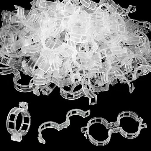 【仕様】このセットには、園芸用つるクリップが300個入っています。各クリップは展開時の全長が70mm、内径が25mmです。開閉式のリングデザインで、様々なつるや茎に対応します。大容量セットなので、家庭菜園や温室で大量の果物や野菜を固定するのに最適です。 【プラスチック素材】高品質で丈夫な一体成型のプラスチック製です。柔軟性があり、割れにくく、経年劣化、日光、雨にも強いです。鋭利な角がないため、植物やつるを傷つける心配がなく、繰り返し分解して再利用できます。 【苗の安定化と保護】湾曲したクリップは植物の枝にぴったりとフィットし、皮を圧迫することなく優しく固定します。トマト、キュウリ、ナスなどのつるを支柱にしっかりと固定し、直立した成長を促し、倒れたり曲がったりするのを防ぎます。 【便利で実用的】開閉式のバックル設計により、素早く簡単に組み立て・分解できます。従来の結束ロープに代わるもので、絡まりや結び目ができにくく、繰り返し使用できるため、つる植物の誘引、植え付け、メンテナンスの効率を大幅に向上させます。 【多用途】トマト、キュウリ、ナス、ランなどの果物、野菜、花に適しています。