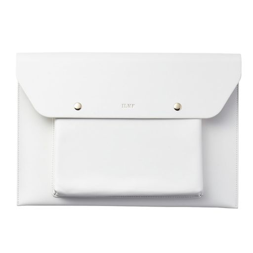 ノートパソコンやタブレットと一緒にACアダプター、マウスなどを収納してスマートに持ち運べる。私らしい仕事道具で毎日をもっと輝かせる、“ILMF"シリーズのレザーインナーケースです。 ACアダプターやマウスなどをまとめて収納できる外ポケットが付いたスマートな見た目のレザーインナーケースです。 上質でなめらかなソフトレザー素材を使用したスリーブ型です。 ファスナーのないスリップイン構造を採用しています。 オフィスカジュアルになじむベーシックカラーのボディ。開くたびに目に留まる、内生地のさりげないアクセントカラーがポイントです。