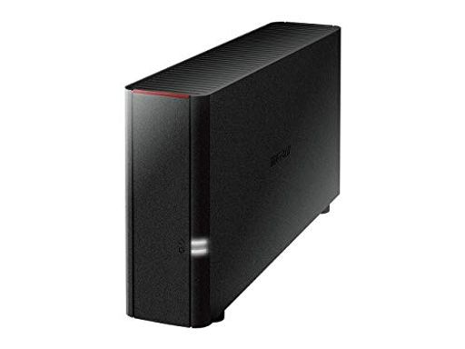 ネットワークHDD 【特長】初めてのNASに最適。PC、スマホ、タブレットでいつでもどこでもデータにアクセス! 【こんな方におすすめ】スマホ・PCの容量が足りなくて困っている方。クラウドを使っているもののそれでも容量が足りない方。TV番組をもっと楽しみたい方。 【容量】2TB(1ドライブ) 【インターフェース】有線LANx1(Giga)、USBx1(2.0/1.1) 【主な付属品】本体、ツメの折れないLANケーブル(2m)、ACアダプター、取扱説明書 ※ユーティリティーはダウンロードにて提供、保証書はパッケージに記載 【保証】1年間 【サイズ・重量】45x128x205mm ※本体のみ(突起部除く) 約1.1kg 【電源】ACアダプター(AC100V 50/60Hz)【HDDサイズ】3.5インチ ネットワーク対応HDD(NAS)は、Wi-Fiルータの有線LANポートなど、ネットワークに直接接続できるHDDです。Wi-Fiを経由してデータを保存したり、複数台のパソコンやMac、スマートフォンやタブレットからもデータ保存や共有をまとめて行えます。