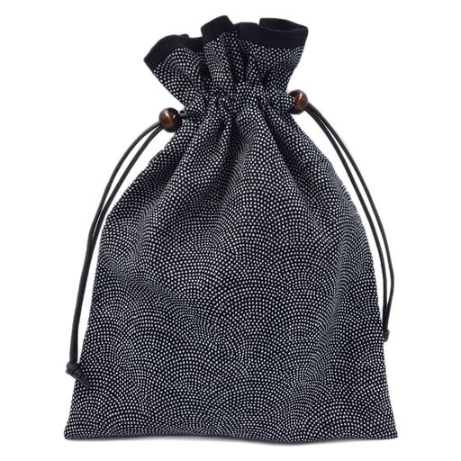 【サイズ】縦:約31.0cm横:約23.0cm【素材】本体:綿紐:レザーコードウッドビーズ 裏地付きのしっかりとした作りの巾着袋。 大きめサイズで長い財布もすっぽり収まる! 綿素材なのでお家で洗う事も出来ます。 誕生日のギフトプレゼントはも...