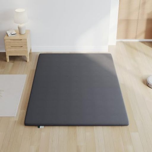 体圧分散・姿勢サポート 【商品仕様】●サイズ:幅120cmx奥行195cmx高さ5cm ●重量:約4.13kg ●硬さ:200N(ニュートン) ●材質:中材/高反発ウレタンフォーム ●カバー表生地/ポリエステル100%【1枚敷くだけで寝心地が格段に向上し、快適な眠りへと導くトッパー】今お使いの寝具の上に重ねてもOK、そのまま床に敷いてもOK!さまざまなシーンでご活用。 【高反発でしっかりサポート】Novillaのマットレスは高反発ウレタンフォーム(硬め200N)を採用しており、適度な硬さと優れた反発力で横になったときに体が沈み込まないので寝返りを打ちやすく、腰や背中への負担を軽減し、朝まで快適な睡眠をサポートします。しっかりとした硬めの寝心地で、全身をバランスよく支え、理想的な寝姿勢をキープしやすい、質の高い睡眠を実現します。 【こだわりの素材・洗えるカバー】カバーには通気性に優れたニット生地を採用し、肌触りが柔らかく、防ダニ・防臭機能も備えています。底面には滑り止め加工が施されており、マットレスの上に重ね使いでも直置きでもズレにくく、安定性に優れています。