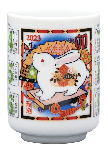 温かい飲み物 製造:日本 本体主素材:陶磁器 本体:W61xD61xH85mm 開運招福の干支・縁起物シリーズ。2023年は卯年。卯の原型は門の扉を左右に押し開かれた形から「開く、出る」という意味を持つと言われています。縁起物と一緒に良い年を迎えましょう。 卯とともに松竹梅と扇がデザインされた縁起の良い干支の京湯呑。2023年のカレンダー付き。お年賀など新年の記念品にもおすすめです。