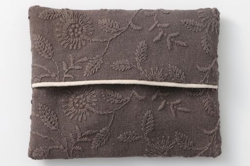 サイズ:9.5x12.5cm 製品生産国:日本 刺繍生地を使用したポケットティッシュケースです。 内側にはリネン生地を使用ししっかりとした作りになっています。 柄の出方が商品によって異なります。