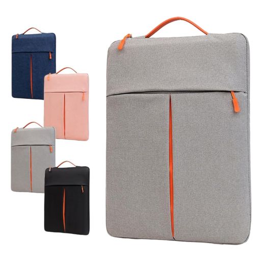 ■縦型PCケース-----PC、iPad、9-11インチ,13.3インチ, 14.1~15インチ,15-16インチサイズにはA4書類がすっぽり入ります。縦型デザインでリュックや縦型バッグへの収納に便利です。 ■PCを守る安心設計-----素材:表面/撥水ナイロン、裏面/起毛素材, PCを傷つけない起毛素材と衝撃を吸収する肉厚クッション。表面は撥水加工で大切なPCを守ります。 ■ハンドル付き-----ハンドルが付いているので、持ち運び用ケースとしても使えます。リュックや鞄への出し入れにも便利。 ■フロントポケット搭載-----マウスや電源タップなどをサッと収納できるフロントポケット。バラバラしがちな小物類をスッキリ整頓できます。 ■220gの超軽量設計-----持ち運びの負担にならず、いつでも快適にPCを持ち運べます。カラー:グレー、ブラック、インディゴ、ピンク・15-16インチ:27cmx38cmx3cm・13-14インチ:24
