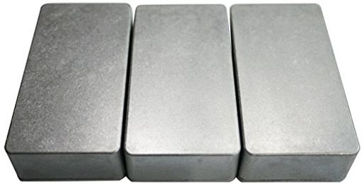 ハモンド1590Bタイプのアルミダイキャストケース。 本体サイズ:高さ約31mm、上辺部約59mmx111mm、底辺部約61mmx112mm 底蓋取り付け用ネジが付属。 カラー:無塗装 エフェクターの自作などに。