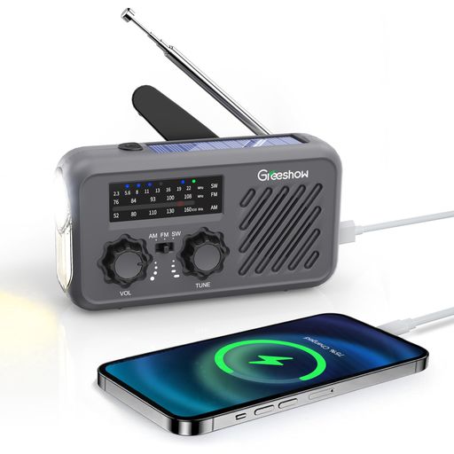 災害時に「情報を逃さない」:地震・台風・停電でスマホが使えなくなっても、この防災ラジオが心強い味方になります。AM(522~1656KHz)・FM(76~108MHz)・SW(2.3~22MHz)と幅広い周波数に対応。伸縮アンテナを調整すれば、微弱な放送もクリアに受信できます。「今、どこで何が起きているのか」を把握する、命をつなぐ一台です。 停電でも「充電切れゼロ」:手回し・ソーラー・USBの3WAY給電を搭載。手回し1分でラジオを約10分使えます。ソーラー充電は窓辺や避難所の日差しを活用。USBでの事前充電ももちろんOK。内蔵の2000mAhバッテリーは、スマホへの緊急充電(約1回分)に対応します。大容量モデルよりも軽量・コンパクトなので、持ち出し防災バッグにもすっきり収まります。 暗闇で「自分の居場所」を知らせる:停電時の室内や夜間の避難路を照らすLED懐中電灯(常時点灯)。緊急時はボタンひとつで大音量のSOSサイレン+フラッシュサインが作動します。「助けて」と声に出せない状況でも、周囲に確実に危険を伝えられます。フラッシュモードは、遭難時や災害時の視認性を大きく高めます。