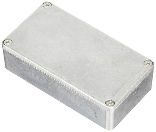 ハモンド1590Bタイプのアルミダイキャストケース。 本体サイズ:高さ 約31mm、上辺部 約59mm x 111mm、底辺部 約61mm x 112mm 底蓋取り付け用ネジが付属。 カラー:無塗装 エフェクターの自作などに。