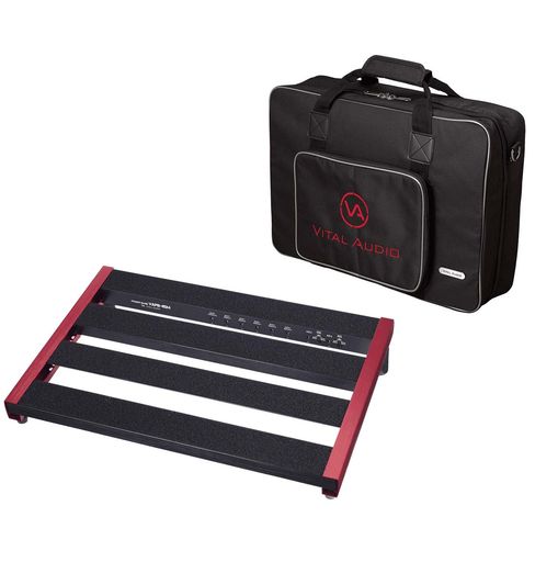 「スノコ型」と呼ばれるスノコ状に組まれたペダルボード。隙間を通してボードの裏面に余ったケーブルを落とせるため表面に出て目に入るケーブルを極力少なくすることが可能に。 リア部分のバーの中にパワーサプライを内蔵。パワーサプライを内蔵させることで、パワーサプライを配置するスペースにエフェクトペダルを追加することができます。 VITALAUDIOの人気パワーサプライPOWERCARRIERシリーズで培われた信頼性の高いパワーサプライをペダルボードに内蔵したのがこのVAPB-45Mの特徴です。 パワーサプライ部はマルチエフェクターなどに対応できる大容量9V/3000mA(非アイソレート)に加え、9V250mAx2、9V500mAx3、9/12/18V可変x2の合計7口のアイソレートされたポートを装備しています。 VAPB-45Mでは時代のニーズに応えたUSBのアウトを2口用意しています。USBTypeA/C両方のアウトプットに対応しています。サイズはストンプペダルが6~8台ほど入るミディアムサイズ。