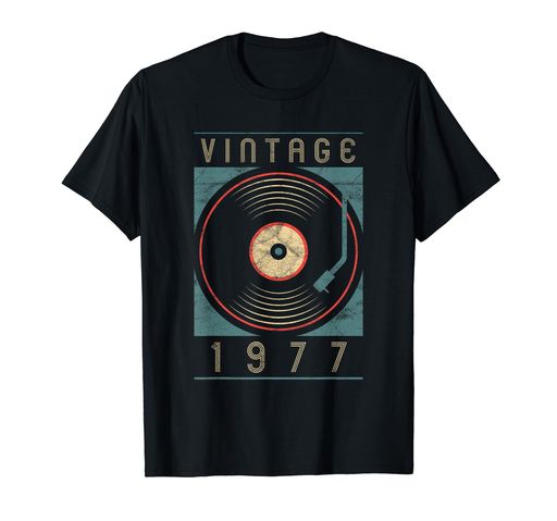 レトロな1977年ビニールまたはレコードプレーヤーまたはターンテーブル 70年代のアンティーク調デザイン。1977年の誕生年のお誕生日ギフト。 ヴィンテージ 1977 ビニール レトロ ターンテーブル 誕生日 DJ ギフトは、誕生日を祝うお父さん、おじさん、兄弟、祖父、誕生日や素晴らしい父の日プレゼントに最適です。