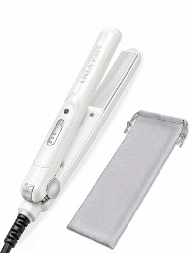 ストレート矯正 【超軽量175g・18cmミニサイズ】手のひらサイズで重さわずか175g。ポーチにすっぽり収まり、旅行・出張・ジム・オフィスでの寝ぐせ直しに最適です。専用耐熱収納袋付きで、使用直後でもサッと持ち運べます。 【約60秒急速加熱・最高210°C】電源ONから約60秒で立ち上がり、忙しい朝も待ち時間ゼロ。美容室レベルの最高210°Cで、頑固な寝ぐせや外ハネもワンストロークでまっすぐに仕上がります。 【ストレート&amp;カール 2way対応】ラウンド形状のセラミックプレートで、ストレートはもちろん、前髪の毛流れ・毛先の外ハネ・ゆるふわカールまで1台で完結。メンズの短髪セットからレディースのアレンジまで男女兼用。 【ダメージ軽減・セラミックコーティング】熱を均一に伝える高品質セラミックプレートを採用。髪への熱ダメージを抑え、使うたびにツヤとまとまりのある指通りに。毎日のスタイリングでも安心の設計です。 【PSE認証・100V-240V海外対応】日本の電気用品安全法(PSE)に適合。世界中の電圧に自動対応し、海外旅行先でもそのまま使えます。誤作動を防ぐ収納ロック機能付き。