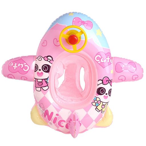 【3 種のキュートなデザイン】本製品は赤ちゃん向け足入れタイプの浮き輪として、「ブルー恐竜柄」「ホワイト飛行機柄」「ピンクパンダ柄」の計 3 種類のかわいいボート型デザインを展開しています。特に写真の飛行機型は、ハンドルやホーンを装備してお子様の冒険心をくすぐるデザインが人気。足入れ構造で赤ちゃんの落下をしっかり防止する安全設計を採用し、ひも・ロープ付きで保護者が持って移動・固定できるほか、持ち手付きでお子様自身が握って安定感を高められる仕様です。 【高品質素材 &amp; 安全性能】高品質 PVC 素材を採用し、耐久性・防水性・耐漏れ性に優れた丈夫な仕様を実現。国際玩具安全基準の要件を満たし、なめらかでバリのない高弾性な素材で赤ちゃんのデリケートな肌にも優しく、強い浮力で体をしっかり支える安定感が魅力。足入れタイプで姿勢が崩れにくく、安全設計でプール・海・ビーチでの水遊びも安心して楽しめます。 【充実機能 &amp; 使い勝手抜群】ハンドル付きでお子様がしっかり握って姿勢を安定させられるほか、ホーン付きで音を鳴らして遊ぶことができ、水遊びの楽しさを倍増。ハンドポンプが標準付属しているため、空気入れが簡単で短時間で準備完了。