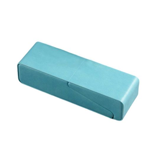 【商品仕様】 素材:レザー、ナイロン、サイズ:外寸:16.6x5.4x4.1cm 、内寸:15x4.5x3.6cm、 重量:83g、カラー:ブルー。ほとんどの眼鏡を置くのに適しています。※購入前に、メガネのサイズを必ずご確認ください。 【衝撃から眼鏡を守る】このメガネケースは厚みのある素材を採用し、耐久性があり、また、内側はスムースな質感の起毛素材が採用されており、眼鏡を衝撃からしっかり守り、安心してご使用いただけます。 【メガネスタンドにもなる】デザインだけでなく、機能性にも優れております。メガネを収納するのはもちろん、スマホスタンドとしても応用できます。それに、軽量設計で、持ち運びの負担が少なく、カバンの中で邪魔にならないサイズ感も魅力的です。 【贈り物にも最適】その洗練されたデザインと実用性は、幅広い年齢の方にオススメで、贈った相手を喜ばせること間違いません。母の日、父の日、誕生日、入学お祝いなど、大切な方へのプレゼントにもおすすめです。