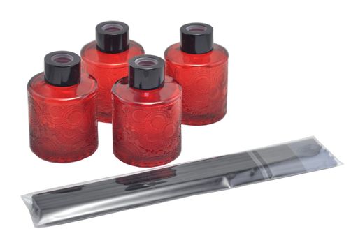 4本セットです美しいマルチカラーの彫刻が施されたアロマセラピー用ガラス瓶(赤100ml)