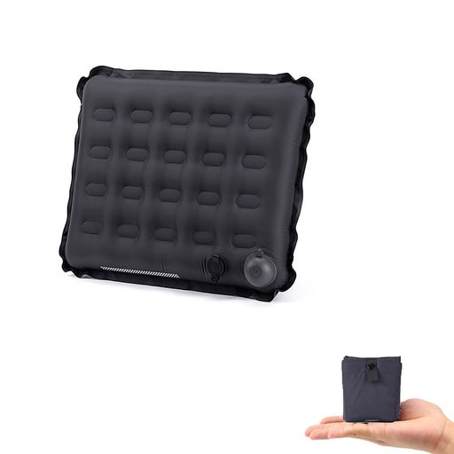 内容:エアクッション1枚、サイズ:7 x 34 x 42 cm、ダークグレー 製品材質:ナイロン+TPU材質を採用し、表面が滑りにくく、長期使用可能 特徴:空気座布団の空気室形状は革新的な空気室構造を採用し、臀部がずれにくく、強力な支持と快適な座り方を提供し、臀部に対する圧力、底なし感を均一に分散し、座布団椅子或いは臀部クッションとして使用し、長時間座っても臀部が痛くならない快適さを実現する 使いやすい:逆止弁を内蔵しているので、注入空気中に逆流することなく、非常に空気を入れやすい。バルブの黒いボタンを上に押して空気を入れ、ボタンを下に押して一瞬で空気を抜き、折りたたみ座布団としてすぐに小さく収納できます 適用範囲:飛行機、スポーツ観戦、キャンプ、登山、花火大会、釣りなどの野外活動に使用