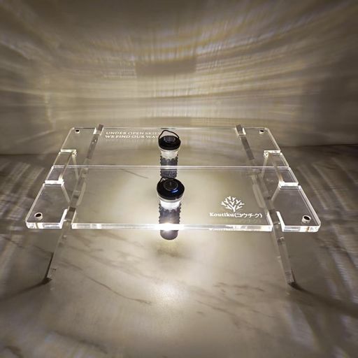 【頑丈で耐久性に優れたアクリル素材】厳選された高品質のアクリル素材を使用しております。アクリル素材は、木材や金属よりもはるかに屋外の耐久性、強い靭性を持っており、砂利の傷の心配はありません。そして、テーブルは低重心にデザインされて、全体的に安定性が高く、芝生の上でも砂利の上でも、長期間の使用でも揺るぎません。 【満々なキャンプ場の雰囲気】アクリル素材は屈折率が低く、晴れた日には光を柔らかく透過し、夜には光を均一に反射します。透明なテーブルプレートからは、下に広がる砂利や芝生などの自然が見えます。夜間にゴールゼロランタンを使えば、光量はさらに幻想的になり、テーブル全体がキャンプならではの温かい光に包まれます。 【設置やお手入れが簡単】設置は、2つのプレートと2つの脚を接続し、高強度で丈夫なゴム紐で固定するだけでいい、初心者でも素早く取り付け可能です。そして、油を吸収する木材や、跡が残りやすい金属とは異なり、アクリルの表面は緻密で多孔質ではありません。油やジュース、汚れはひと拭きで落ちるので、アウトドアの手入れがかつてないほど簡単になります。 【多様なプレー方法】卓上にはゴールゼロランタン2個を取り付け可能。