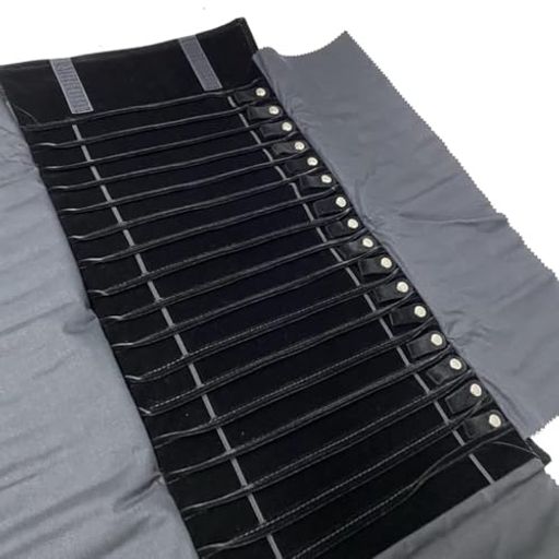 表面は無光沢感なPU、裏側は柔らかなベルベット。広げる時サイズは55*29cmですが、三回折りたたんでサイズは29*14に変更する。 16個防錆ボタンと2本のゴム付きのデザインはネックレスの収納空間を確保する。 エレガントな形状は展示会と旅行あるいは出張の時持ち運びやすい。