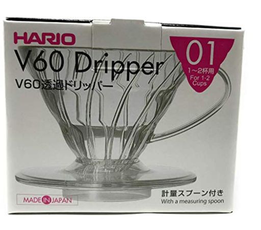 ドリップコーヒー 付属品:V60計量スプーン サイズ:幅11.5x奥行10x高さ8.2cm、口径9.5cm 円すい形のドリッパーなので、珈琲の層が深くお湯が円すいの頂点に向かって流れるので、豆の旨味をしっかり抽出できます。 本体重量:約0.08kg 食洗機可、熱湯可 容量:1~2杯用 (一杯120ml) 材質:本体/AS樹脂、スプーン/ポリプロピレン 2007年度グッドデザイン賞受賞 原産国:日本 スパイラルリブ採用の円すい形ドリッパーなので、ペーパーの手軽さでネルドリップの味わいが楽しめます。