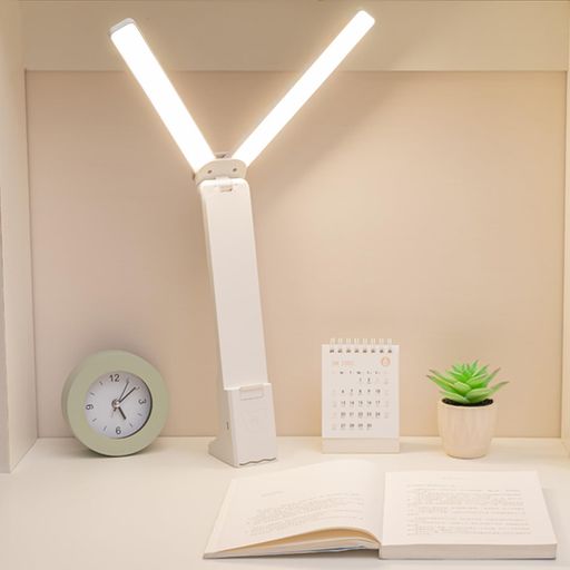 【デュアル光源&amp;目の保護設計】 2つのランプヘッドと32個の省エネLEDビーズを搭載。ブルーライトカット技術と均一な光で、長時間の読書・仕事でも目に優しい照明を実現。柔らかくちらつきのない光がデスクトップ全体をカバーします。 【3段階調色+無段階調光】 白/暖色/昼光の3色切り替え可能。長押しで明るさを20%~100%までスムーズに調整でき、目に負担をかけません。※メモリー機能付き(前回の設定を記憶) 【安心設計のバッテリー仕様】 4000mAh大容量内蔵バッテリー。 ◆ 実使用時間目安(当社テスト基準): ・デフォルト両色光:約1.5~2時間 ・70%明るさ:約2~3時間 ・最大輝度:30~45分 ・最小輝度:約5時間 ◆ **Type-C充電対応**(5V/1A推奨) ・充電時間:2-3時間(赤右向き矢印緑で充電状態表示) ・**付属品**:Type-C充電ケーブル1本 【コンパクト折り畳み&amp;多機能設計】 折りたたみ時はスマートフォン置き場として活用可能。軽量250gで収納時は厚さ約3cm、バッグや引き出しにすっきり収納。180度調整可能なランプヘッドで照明範囲を自由にカスタマイズ。