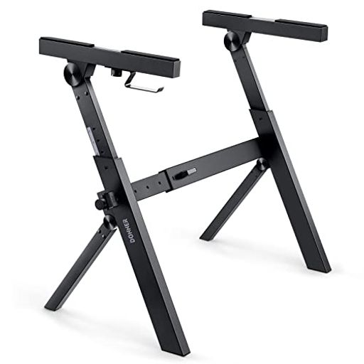 【安定した頑丈なデザイン】Donner DKS-100 Z型キーボードスタンドはフロスティングの金属材料を採用し、全体の構造と生地がより堅固で安定しています。耐荷重は最大90kgに達します。真ん中の横棒はデザインが高く、足のスペースが多く残っていて、足の邪魔になりません(ご注意:電子ピアノは含まれていません) 【お客様満足のため】使用上や品質問題、アフターサービスなどにご質問がある場合は、説明書記載のDonnerメーカー情報までご連絡ください。 【自由に調節可能】Donner DKS-100 Z型電子ピアノスタンドの幅調整は8段あり、55cm-85cmの範囲で調節可能で、54/61/76/88鍵の電子ピアノ・MIDIキーボードなどに対応します。高さの調整は10段あり、調節範囲は54cm-91cmです。立っていても座っていても、必要に応じて高さを調整できます。 【革新的な折りたたみ式】初めてZ型キーボードスタンドに折り畳み可能な構造を採用し、アッパービームとロアサポートフットは折り畳み可能で、折り畳み後の寸法は57*58*10cm、厚さは10cmにすぎません。