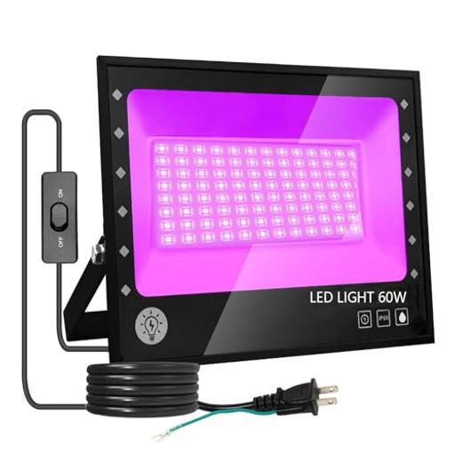 【改良版紫外線ブラックライト&amp;高輝度】60W紫外線投光器は高輝度なUV-LEDチップ採用して、98%高透光率の強化ガラスと150°までの発光角度で、ブラックライトはピーク波長395-405nmの光源です。紫ではなく肉眼で藍紫色あるいは青色が見えます。強化ガラスを採用し、耐圧強度・耐衝撃性もアップします。新型のLEDチップを採用し、従来品より明るく、安定しています。長距離&amp;広い放射範囲、今までの投光器より広い範囲の光源を提供いたします。仕様:サイズ: W18.9xH15.5xD3.5CM ケーブル:1.8M 入力電圧:AC85-265 防塵防水:IP66 放熱設計:アルミ材質と櫛形ヒートシンク 定格周波数:50/60Hz 波長:395〜405nm、UVAレベルです. 【改良版の薄型&amp;より省エネ】弊社の改良版紫外線投光器は小型、軽量本体の大きさもほどほどで取付け易く、60Wの光源で、従来の投光器に比べて取り扱いにも良く消費電力の割には十分明るいです。従来品より薄型化になって、スペースを節約して設置場所が広がり、利便性アップさせます。一体型のヒートシンク設計で放熱性も向上させ、照明寿命を延ばします。