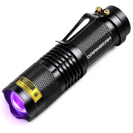 【395nmブラックライト懐中電灯(ペット尿検知用)】-- 5Wの超高輝度LEDランプビーズは、昼間でも予期しない汚れをはっきりと表示します。波長395nmのUVライト/ブラックライトは、乾燥したペットの尿のシミをより簡単に検出することができ、紫外線懐中電灯はまた、アンティーク鑑定、樹脂硬化、UV塗料が光る、修理に隠された亀裂を見つけるのに役立ちます。 【多機能・電池式】-- アウトドアだけでなく、家庭での犬、猫、汚れの発見にも活躍。家事の右腕(犬、猫の汚れ)、蛍光剤/琥珀/鉱石/ウランガラスなどを検出することができます。IPX4防水等級と信頼性の高いアルミボディは、トーチがどんな天候や条件にも適していることを保証します。電源は単三電池1本(付属)。 【フォーカス調整可能な高品質設計】-- ズームイン/ズームアウトで適切な光範囲を調整できます。ビームを拡大し、疑わしい領域を囲み、絞り込んでペットの尿の場所を確認します。 1つの照明モードだけで操作が簡単: クリックするだけで紫外線ライトが点灯し、もう一度クリックすると消灯します。本体は高品質のアルミ合金製で、信頼性が高く、落下の心配がありません。