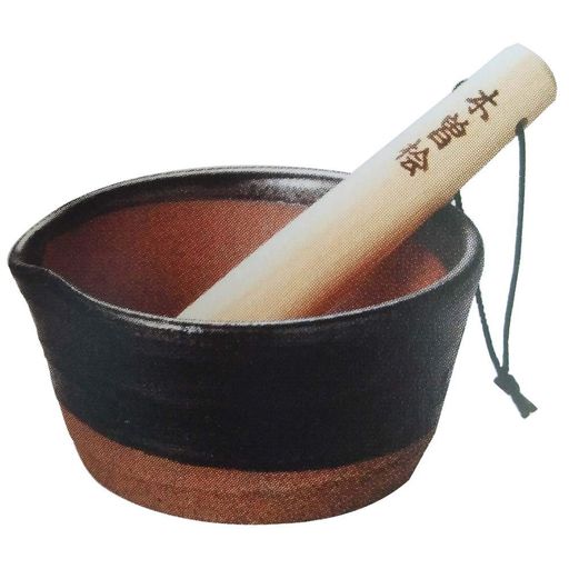 【内容】溝のないすり鉢 小 (半黒) 【機能・特徴】かわいらしく使い勝手の良いデザイン ・離乳食にも最適 ・プレゼント好適品 【サイズ】幅16.5cm x 奥行16.5cm x 高さ7.5cm (直径155mm x 高さ75mm) 【素材・産地】陶器 日本製(四日市万古焼) ■ごま等が詰まったりしないので混ぜやすく、取り出しやすく、洗いやすい形状に。 ■底面が平らで重心が下にあるので安定感が増し、片手でもすることができます。すりこ木は国産の木曽ひのきを使用。 ■和え物を作ったらそのまま食卓にも出せるスタイリッシュなデザインで、注ぎ口がついているのでドレッシング等を注ぐこともできます。