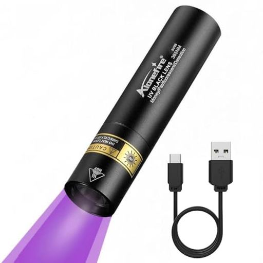 【高品質の365nm UV LED】高品質の365nm UV LEDを光源として使用し、最大3Wの驚異的な消費電力と600mWの発光電力により、プロの使用に適したプロ仕様のブラックライトになります 【黒色UVフィルターレンズ】環境からの異光を遮断できる硬質強化黒色フィルター光学レンズを搭載し、紫外線をより純粋で強力にします 【高品質のアルミニウム合金シェル】ボディケースは高品質のアルミニウム合金を使用しており、放熱性能が大幅に向上しているため、ブラックライトの信頼性と耐久性が向上します 【C型USB充電式】このUVライトの懐中電灯はUSB C充電ポートを備えており、プラグの表裏を気にせずに充電ポートに挿入できます。これにより、充電がより便利で簡単になります。充電インジケーターは、電源の充電状況を把握できるようにし、充電プロセスをより安全にします。内蔵の充電式バッテリー。 【IPX5防水レベル】雨の日でもブラックライトを使用でき、濡れて作業できない心配はありませんが、水没しないでください