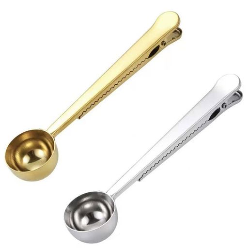 ⚖️ニップのデザイン - スプーンとしてだけでなく、ニップとしても使用できます。毎日のコーヒー作りやお菓子作りで、再現性の高い味を実現するお手伝いをします。 🌱 マルチユース - コーヒー粉はもちろん、砂糖、塩、粉ものなど、キッチンでのさまざまな計量ニースに対応。一本で多くの役割を果たすため、引き出しがすっきり整理できます。 💎 丁寧な仕上げ - スプーン全体が丁寧に研磨されており、縁部分は滑らかでできています。手指やデリケートな計量器具を傷つける心配が少ない、安全設計を追求しました。 🧼 清潔管理が簡単 - ステンレス素材は水洗いがとても簡単で、錆びにくく清潔を保ちます。食洗機対応で、日々の忙しい後片付けの時間を短縮できます。 📦 2個セットで便利 - 同じサイズのスプーンが2本セットになっており、ご自宅と職場で分けて使ったり、複数の調味料を同時に計ったりするのにとても便利です。