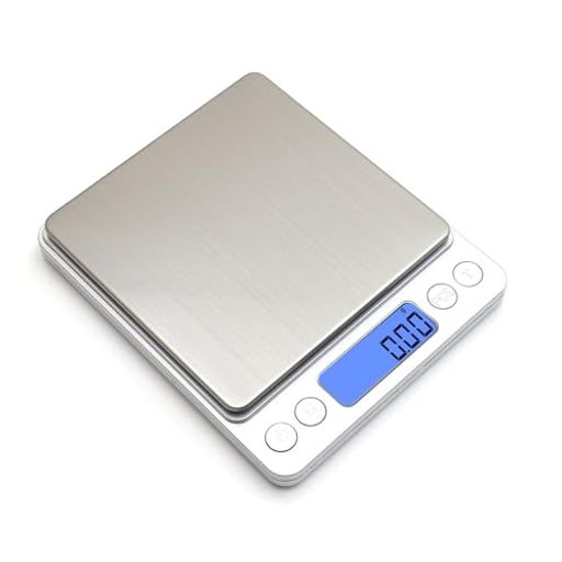 使いやすい計測レンジ:0.5g から 3kg まで幅広い範囲に対応し、0.1g 単位の高精度で計測できるため、少量の調味料から食材の大きな分量まで、ほとんどのキッチン作業に対応できます。 頑丈なステンレススチール天板:耐汚れ性と耐久性に優れ、水拭きで簡単に清掃できるため、キッチンでの日常的な使用に最適です。 使いやすい操作:タッチ式のボタンで電源 ON/OFF、ゼロリセット(Tare 機能)、単位切替(g/oz/lb/kg など)が直感的に行えます。 バックライト付き LCD ディスプレイ:暗いキッチンでも数字がはっきり見えるため、夜間の調理作業でも安心して使用できます。 コンパクトで省スペース:薄型設計なので、引き出しや棚にスッと収まり、キッチンのスペースを有効活用できます。 自動電源オフ機能:一定時間操作がないと自動的に電源が切れるため、電池の消耗を抑えることができます。 多用途に対応:キッチンでの料理材料計測はもちろん、手芸材料の計量、ペットフードの管理、小型商品の重量チェックなど、幅広いシーンで活用できます。