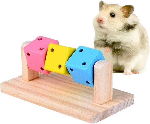 行動 【天然木素材】天然木素材を採用したハムスター木製プラットフォームは、小動物の日常行動習性に適合します。天然木と食品グレード素材を採用し、無毒かつ無刺激な仕様に仕上げています。素材本来の質感を保ちながら、小動物が自由に囓って遊べる仕様となっています。無垢材の安定した構造はジャンガリアン・ゴールデンなど各種ハムスターの体格に対応し、ケージ内で休憩台や活動スタンドとして長くお使いいただけます。 【木製プラットフォーム】噛む機能と登り遊び機能を一体化した設計で、ハムスターの本能的な囓り習性に対応できます。木製プラットフォームは安定した接地感を備え、ペットの這い上がりや立ち止まりをサポートし、飼育空間内の日常活動シーンを豊かにします。 【丁寧に研磨】表面は丁寧な研磨仕上げで縁部も滑らかに加工されており、ペットの体へ余分な負担を与えません。ケージ内に自由に配置可能で、インテリアとしても馴染み、小動物の飼育環境レイアウトを整える木製遊具パーツとして活用できます。自然な噛む動作を促し、歯の状態を良好に保てます。 【多品種対応】小型ハムスター各種品種に幅広く対応し、ケージ内装レイアウトに自然に溶け込みます。
