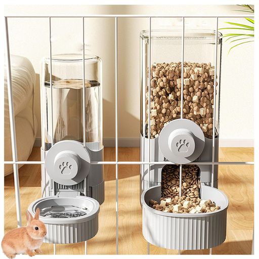 食物アレルギー 【透明ウォーターボトルデザイン】猫 水飲み器は環境に優しいプラスチック素材を採用し、ペットの健康に影響を与えません。素材は頑丈で耐久性に優れ、長期間使用可能です。透明な外殻により残りの餌量と水量が明確に確認できます。特に暑い季節には水分補給を促進し、熱中症を予防します。 【外出時も安心!】 猫 自動給餌器は75度の傾斜スロープ設計と5cmの広口ボウルを採用し、大容量フードタンクを備えているため、ペットがいつでもどこでも食事をとれます。猫 給水器はサイフォン式給水原理を採用し、自動給水機能で常に新鮮な水を確保。フードと水の補給がスムーズで、飼い主の帰宅遅延や外出による給餌・給水不足を効果的に防止します。長期外出時も安心してご利用いただけます。 【簡単設置】自動給餌器はケージ内・外に柔軟に吊り下げ可能で、スペースを取らず、テーブルに平置きもできます。螺旋溝で滑りにくく、ノブを締めるだけでしっかり固定。愛犬が食事や水を飲む際にも倒れにくいです。給餌器上部には蓋が付いており、ペットフードの補充が簡単です。給水器ボトルは分解後に蓋を回して開け、給水します。