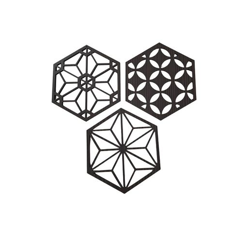 【組子風デザイン】約 縦10cm x 横8.7cm x 厚み0.25cmの六角形。小ぶりながらも程よい存在感があり、コースターとしてはもちろん、複数枚を壁に飾ればインテリアパネルのような演出も可能です。 【素材】プリント紙化粧繊維板(MDF)を使用。木目調の仕上がりが美しく、軽量かつ丈夫。長くお使いいただけます。 【製造方法】精密なレーザー加工により、日本の伝統文様を美しく繊細に表現。加工の際に生じる焦げ跡は、手仕事の証であり、木の個性として一点ずつ異なる表情をお楽しみいただけます。切り口の美しさにもこだわった仕上がりです。 【壁掛け対応】裏面にはフラットな設計を採用。軽量設計のため、押しピンなどで簡単に壁面に飾れます。※取り付け用のピンやフックは付属しておりません。コースターとしてもご利用頂けます 【生産国】日本製(福岡県大川市)/アルファタカバ製造。家具の名産地「大川」で培った木工技術と、インテリアへのこだわりをかけ合わせたMADE IN JAPAN品質です。