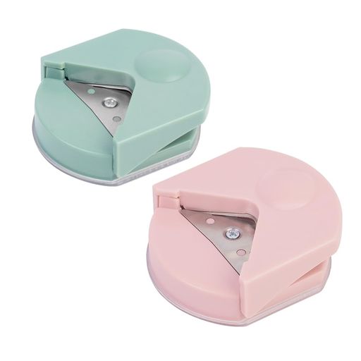 【商品仕様】このコーナーパンチは2枚(ピンク1個+グリーン1個)をお届けします、サイズ仕様は約60mmx55mmです。鋭い角を丸い角に切断するために設計されています。 【使い方は簡単】丸型コーナーパンチの円の中に紙の角を入れ、ツールをしっかりと押すだけです。余った紙を入れる容器も付いているので、デスクトップがすっきり片付きます。 【持ち運びが簡単】この品物は小さくて精巧で、軽量で、とても持ちやすくて、学生が学校や友達の楽しいdiyを持って行くのに適していて、オフィスの人にも向いています。 【安全に注意する】コーナーラウンダーを使用する際は、偶発的な怪我を防ぐために、安全慣行に従い、指や他の体の部分を刃や切断部分に近づけないように注意してください。 【幅広い用途】これらのコーナーラウンダーは、一般的にカード、名刺、フォトアルバム、ハンドブック、およびその他のDIYの作成や装飾プロジェクトを作るために使用されます。