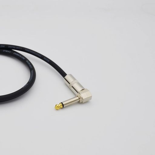 高純度銅導体を採用するため、強力な信号転送と高音質を生み出すことができます。高精確度と高品質のギターパッチケーブルです。 内部は耐食性耐高温PVC被覆材を採用して、外部は耐高温PVC(塩化ビニール)で包み、とてもおしゃれなデザインで、摩擦損傷のリスクを抑えることもできます。 プラグ形状:両側L型プラグ。両側L型プラグを採用する事により、エフェクター同士の間隔をより狭める事ができ、ペダルボード上の限られたスペースを有効的に活用することができます。 長さ:約15cm/20cm/30cm。エレキギター、ベースとエフェクターの間の接続に適用できます。