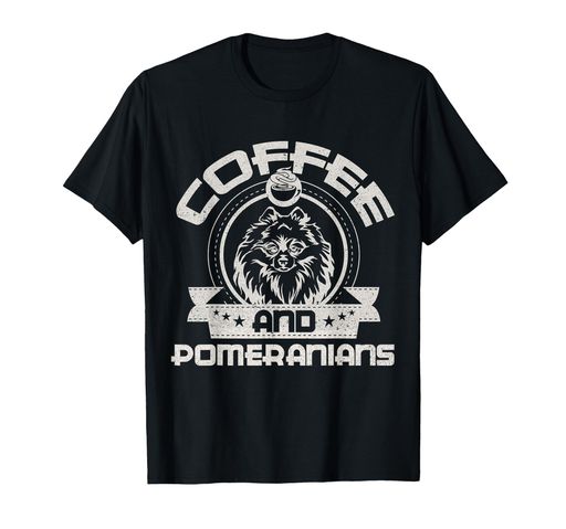 コーヒーとポメラニアンコーヒーを飲む犬の飼い主の愛好家Tシャツ
