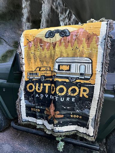 ピクニック、車中泊、旅行、バンライフ、キャンピングカー、キャンプ、グランピング 肌ざわりの良いコットン織物ブランケットラグソファチェアベッドなど様々な場面お家オフィス旅行デコレーション 鮮やかなモロッコ柄の模様は、力強く大胆に織られています。先進的な色を取り入れたグラフィックデザインは、モダンなど様々な場面で使用できます。 ベッドカバーとしてもお使いください。