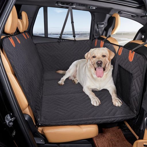 【後部座席を車用ベッドに】犬 車用ベッドは、後部座席のスペース全体を犬用の休憩スペースに変えます。後部座席が車用ベッドとなり、犬が車内でより快適に過ごせるようになります。運転中に急ブレーキを踏んだり、犬がやんちゃで活発な場合、後部座席から落ちやすくなります。犬ドライブシートは、この問題を解決します。 【汎用タイプのペットドライブシート】犬ドライブボックス ベッドのサイズは132x63cmです(詳しい寸法は写真をご参照ください)。まず、車の座席にヘッドレストバーが必要です。ハッチバック、ステーションワゴン、SUV、MPVまで、様々な自動車に使える汎用性が高い車ペットシートカバーです。適用対象:小中大型犬、猫、荷物など。購入前にサイズを測ってください。 【メッシュ窓・収納ポケット付き】車ペットシートカバーは可視メッシュ窓を付きなので、空気循環が良くなり、エアコンの冷たい空気も後部座席に届けられます。そのほか、飼い主とペットが互いの様子が見えるから、ペットの不安を減らすことができる。そして、ポケットが付き、ペット用品、おもちゃ、食べ物などの小物を入れることができ、とても便利な旅行用品です。