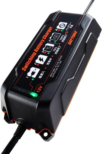 【用途】デイトナ バイク用 バッテリー充電器 【仕様1】対応バッテリー二輪:2.3~28AH、ベント型/シールド/VRLA/ジェルバッテリー ※リチウムバッテリー使用不可 【仕様2】5ステージ充電 サルフェーション除去機能付き 【仕様3】IP65相当 防滴・防塵仕様 【商品構成】本体、車体接続コード、クランプ接続コード