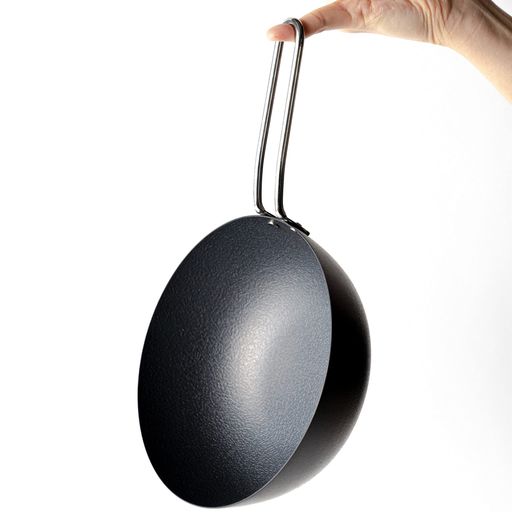 キャンプ、炒め物、揚げ、煮る 【キャンプで使える中華鍋】アーネストのアウトドアブランド「apod(エーポッド)」からキャンプ用中華鍋が登場。タフだけど使いやすい仕様で、ソロキャンプのおともにピッタリです。中華鍋なので本格的な炒め物はもちろん、「揚げ」や「煮る」もできて便利です。 【鉄製の弱点を克服】焼く面にファイバーライン加工を施しているので、食材がこびり付きにくく焦げ付きにくくなっています。また、窒化加工を施しているのでサビにくく耐腐食性と耐摩耗性にすぐれ、鉄製なのに扱い・お手入れしやすいのが特徴です。 【鉄製なのに軽い】重さはわずか460g。500mlのペットボトル約1本分で、荷物が多くなりがちなキャンプにも持っていきやすい軽さです。 【ちょうどいいサイズ感】ソロキャンプ飯に調度いい18cmサイズ。コンパクトなのでがさばりません。持ち手はフック等にかけやすい形状です。 ●原産国:日本(燕三条)●本体サイズ:18x32x6.7cm●重量:460g●材質:本体/鉄(窒化加工)、ハンドル/ステンレス鋼、取付金具/鉄(ニッケルメッキ)●満水容量:0.9L(取付金具下まで)※食器洗い乾燥機は使用できません。