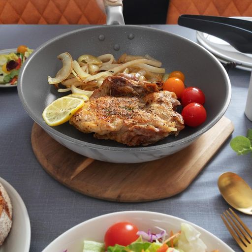 野菜のソテー、肉や魚のフライ、パンケーキや卵のグリドルなど、多彩な調理に対応 サイズ:幅45.6x奥行27.3x高さ10.3cm、重量:約0.67kg 素材・材質:本体/アルミニウム合金、はり底/ステンレス鋼(クロム16%)、ハンドル/木転写フェノール樹脂・ナイロン、表面加工/(内面)ふっ素樹脂塗膜加工、(外面)耐熱シミュレーション大理石焼付け3種塗装 原産国:中国 IH・ガス火を含むオール熱源対応。 深さ(内面):57mm