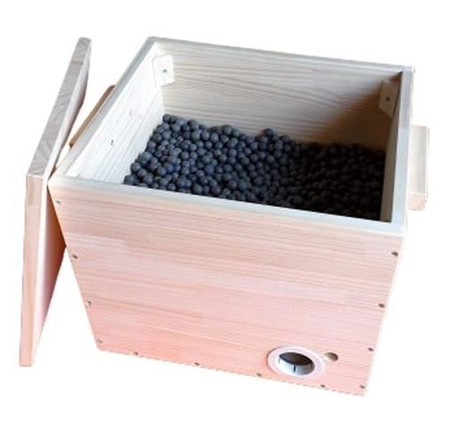 日本の高度なセラミックステクノロジーが創りました。プロフェッショナルが自信を持って開発製造した高機能セラミックボール。(遠赤外線放射率は94.68%) シンプルなデザインと頑丈な構造で故障と破損の心配は不要。余分な飾りや要らない機能を取り除いたシンプルな構造で操作も簡単。 有害な電磁波・磁力線・放射線を放出しないセラミックスを使用。直径15mmのセラミックボールがソフトからハードまでの足裏マッサージを自在に。 速暖機能で24時間通電は不要、不在時や夜間の安全性を重視。専用ヒーターは使用しません、汎用型の市販ヒーターを使用。 ご注意このセットには熱源ヒーターは付属しておりません、お問い合わせ下さい。