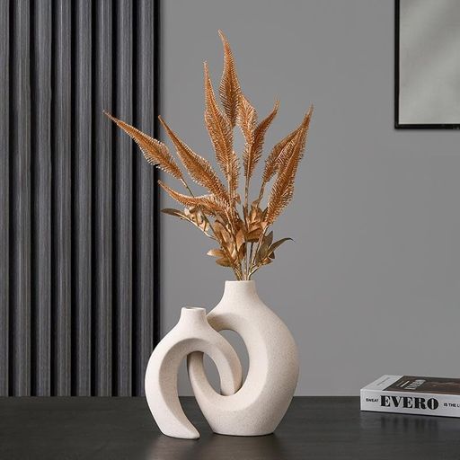 デザイン性:モダンな中空デザインと北欧テイストを融合させた、スタイリッシュなセラミック花瓶2個セット 用途:生け花やドライフラワーの飾り付けに最適で、インテリアとしても存在感のある装飾アイテム 素材:高品質な陶器製で、マットブラックの上質な...