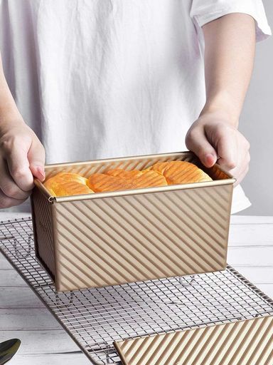 パン 高品質の重型炭素鋼、抜群の熱伝導性。強化された密封鋼エッジなので、穏やかで持久使用できます。 コーティングは耐熱皿の最も重要な部分であり、コーティングプロセスが適切でないと、簡単に脱型できません。 コーティングの熱伝導率が悪いと、焼き付けの制御が難しくなります。 私たちのトーストモールドは、市場で最高のコーティングを使用しています。 同じレシピの焼き時間は20%-25%短縮されます,ノンスティック効果が良い,グリースフリーペーパー,脱型が簡単,お手入れが簡単 パン型サイズ:本体:19.2x10.2x11.5CM。フタ:21.3x12.2CM。