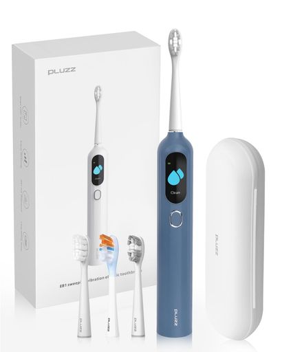 【音波+サーボスウィープ技術でクリーン革命!】 PLUZZ EB1電動歯ブラシは、独自開発の音波振動とサーボスウィープ技術を搭載し、まさに“クリーンの新常識”を実現。毎分25,000回の音波振動に加え、サーボモーターのスウィープ動作が絶妙にコンビネーション。歯の表面だけでなく、歯間の隙間までしっかり届いて、徹底的に汚れをキャッチ!横方向の動きで歯周ポケットを優しくケアし、スウィープ動作で深部の汚れも一掃。これで驚きの歯垢除去力を実感し、健康的な口腔環境をキープできます。まさに、あなたの笑顔を守る最強のパートナーです! 【スマート電子表示パネルで直感的操作】使いやすさを追求したスマート電子表示パネルが搭載されています。パネルにはバッテリー残量、選択中のブラッシングモード、使用時間などが表示され、歯磨きの進捗を一目で確認できます。視認性の高いディスプレイで、使いやすさと機能性を両立。 【3つのブラッシングモード】スロースウィープ:ゆっくりとしたスウィープ振動で、歯の表面や歯間の汚れをしっかりと取り除く基本的なクリーンモード。日常的な歯磨きに最適で、毎日のケアに必要な清潔感を実現します。