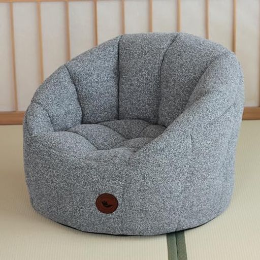 【安心のエコ素材・子供にも安全】市販のビーズクッションとは違い、軽量かつ耐久性に優れたEPP粒子を採用。へたりにくく、長期間しっかり支える。環境に優しいエコ素材で小さなお子様がいるご家庭でも安心してお使いいただけます。 【コンパクト設計・狭い部屋に最適】 約55x50x41cmの省スペース設計。ワンルームや一人暮らし、寝室・書斎など限られた空間でも邪魔にならず快適に使える。 【厚手麻生地x高級感あるデザイン】安価な薄いカバーではなく、しっかりとした厚手の麻風生地を使用。ツートンカラーでインテリアにも馴染む上質なデザイン。 【特別なデザイン】ユニークなかぼちゃ型デザインで包み込むようなフィット感:かぼちゃをモチーフにしたデザインで、体を優しく包み込みます。リラックスしたい時に最適な、くつろぎの空間を提供します。 【ペットもくつろげる多用途設計】柔らかく体にフィットする設計で、猫や小型犬のベッドとしても活躍。家族みんなで使える万能クッション。