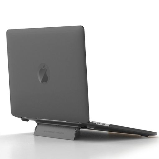 [対応機種] 2026 2025 2024 2023年発売 MacBook Air 15(15.3インチ) M5 M4 M3 M2チップ(モデル:A3448 / A3241 / A3114 / A2941)と互換性があります。必ずご注文前に対応機種とモデル番号をご確認ください。Model番号はMacの底面に記載されています。 [上質な素材] 本製品は、物理的な傷に強い優れたポリカーボネート素材を使用しています。マットな質感がMac本来の美しさを完璧に再現するとともに、ケースの黄ばみを効果的に防ぎ、日常的な衝撃や傷からデバイスを保護します。ノートパソコンをよりエレガントさを与えます。 [精密なカット] 精密なカット技術と分割設計により、ノートパソコンの通常の開閉を全く妨げないケースです。保護ケースのエッジは滑らかに仕上げられており、外部ポートへのアクセスの正常な使用に影響を与えません。洗練されたシンプルなデザインで使用するシーンを選びません。通学、通勤、旅行様々な際に携帯便利です。 [多面的な設計] 本保護ケースの底面は折りたたみ式のスタンド設計で、1秒でスタンドとして使用できます。