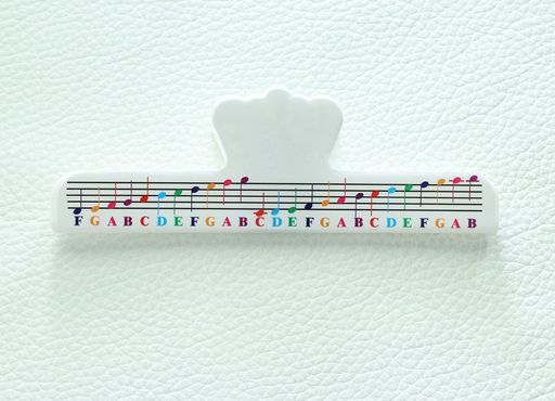 当社のピアノステッカーで途切れることのない演奏を体験してください-音楽ホルダーに印刷されており、音符を素早く識別し、スムーズに演奏するのに役立ちます。 当社の柔軟で頑丈なミュージッククリップホルダーで、安全で手間のかからない音楽読書をお楽しみください-あらゆるサイズのミュージックブックやノートに最適です。 当社の長さ6インチと幅2インチのミュージッククリップホルダーは、読みやすいようにします-演奏に集中できます。 あらゆるレベルのミュージシャンに最適、当社のミュージックブックページクリップホルダーとカラーピアノステッカーは、あなたの演奏体験を向上させます-もう気を散らすことなく、スムーズで途切れることなく演奏できます。 鮮やかなカラーピアノステッカーで音を簡単に識別できます。演奏体験を合理化し、気が散らないように設計されています。」